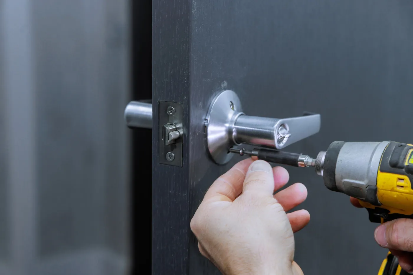 Réglage des points de fermeture d'une poignée de porte dans les Hauts-de-Seine